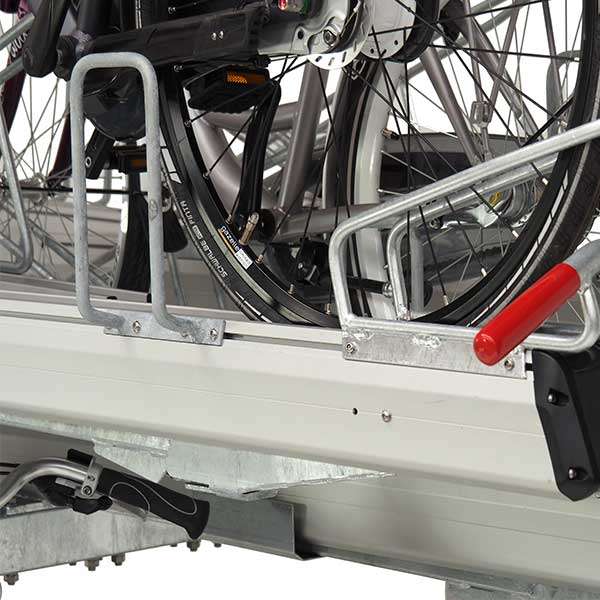 Fietsparkeren | Fietsenrekken met aanbindvoorziening | FalcoLevel Premium+ met verschillende aanbindvoorzieningen | image #15 |  Afbeelding van het FalcoLevel Premium+ etagerek met aanbindvoorziening voor extra beveiliging en duurzaamheid in fietsenstallingen.
