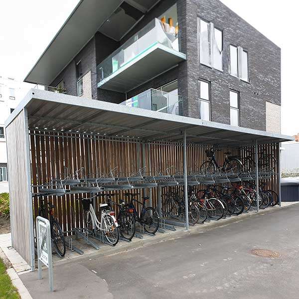 99994 Fietsparkeeroplossingen bij appartementen aan de waterkant van Nørresundby met Falco fietsenrekken en FSC® hardhouten FalcoZan overkapping.