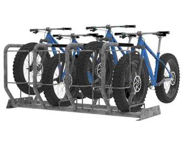 Het FalcoFida Fatbike fietsenrek, speciaal ontworpen voor fietsen met brede banden (3,5 - 5 inch), met hoog/laag-constructie en aanbindmogelijkheden in een stedelijke omgeving