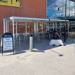 Projecten | Falco overkapping bij hoofdingang Zweedse supermarkt | image #1 | fietsoverkapping fietsaanleunbeugels