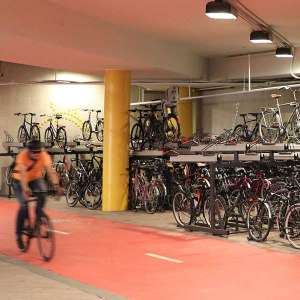 Dubbellaags fietsparkeren bij station Leppävaara in Espoo, Finland