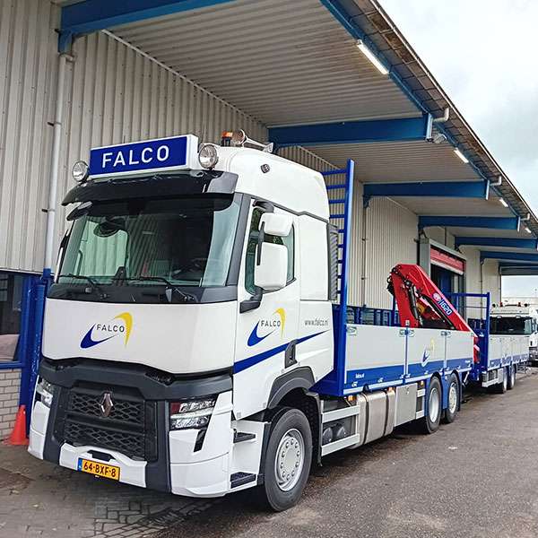 Foto van Falco's nieuwe Euro 6 vrachtwagen, gereed voor levering, benadrukkend hoe we bijdragen aan een duurzamere toekomst met verantwoord transport.